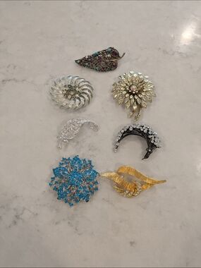Assorted Women's Decorative Brooches Set Of 7 in Gold, Silver, Blue and Black
